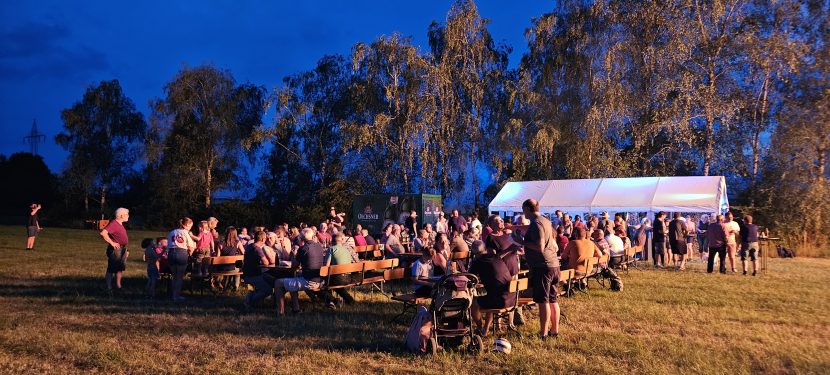 Sonnwendfeuer der Hellmitzheimer Jugend lockte zahlreiche Besucher an